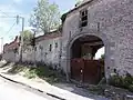 Portail et écuries de la ferme classée, 17, rue du Muguet.