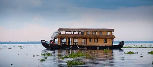 Un kettuvallam dans les backwaters du Kerala, au sud-ouest de l'Inde. Initialement utilisés comme cargo, ils ont été convertis en navire de plaisance.