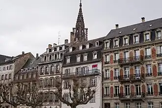 Les nos&nbsp;2-3-4-5 au pied de la cathédrale.