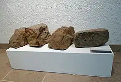 Blocs de pierre ciselés issus du rempart.