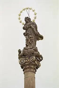 Detail sochy Panny Marie s andílky