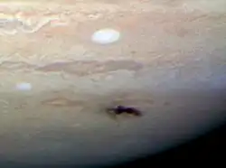 Tache sombre allongée dans l'atmosphère de Jupiter.