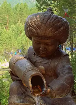 Statue d'un garçon bouriate à une source.