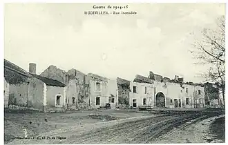 Une rue incendiée en 1915