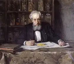 portait d'un homme âgé en train de peindre sur un bureau.
