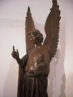 Un des Anges d'Humbert, sculpture gothique en bois du XIIIe&nbsp;siècle, musée des beaux-arts d'Arras.