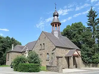 Chapelle, avec statue de saint Christophe, à Hun