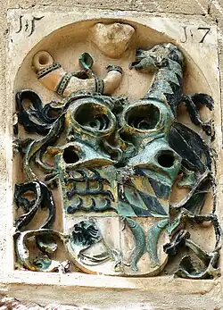 Écusson datant de 1517 se trouvant sur la façade de la mairie et remarquablement bien conservé.