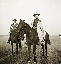Photos noir et blanc de cavaliers en habits hongrois traditionnels