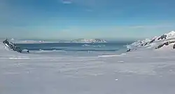 Le glacier Huron, Moon Bay et le détroit de McFarlane vus depuis le Camp Academia, avec l'île Demi Lune et l'Île Greenwich en arrière-plan.