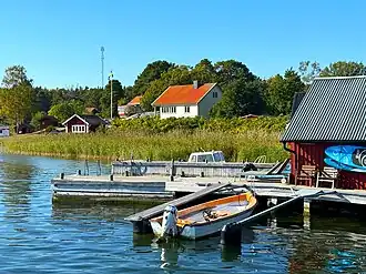 Le magasin d'Husarö (en blanc).