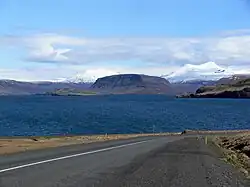 Hvalfjörður. A gauche Hvalfell&nbsp;(de), au milieu Múlafjall (bukid sa Islandya, Höfuðborgarsvæði)&nbsp;(ceb), à droite Botnssúlur.