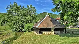 Le lavoir au bord du ruisseau.