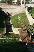 Fontaine dans le bourg de la commune, rue de Loché.