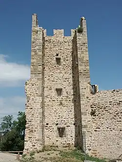 Tour de la première enceinte médiévale.