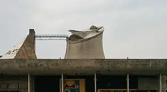 Toit du bâtiment avec la tour hyperbolique.