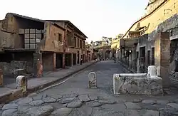 large voie bordée de trottoirs et de bâtiments à un étage