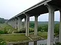 Plus un viaduc est haut, moins son impact fragmentant se fera sentir au sol. (Ohio Turnpike Bridge (Interstate&nbsp;80) sur la rivière Cuyahoga (États-Unis). Ce type d'ouvrage peut néanmoins poser des problèmes pour certains oiseaux migrateurs qui suivent les vallées.