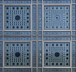 Interprétation contemporaine à l'Institut du monde arabe de Paris, moucharabiehs détachés de leur fonction de ventilation.