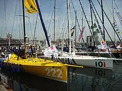 Au premier plan, le bateau jaune Aviva numéro 222. Au deuxième plan, le bateau blanc Foncia numéro 101.