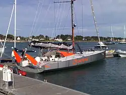 un bateau de course dans un port.