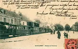 Carte postale de 1905 montrant un train de l'Arpajonnais à Montlhéry, tractée par la locomotive bicabine n°17 et composé de voitures de nombreux types, dont une à impériale