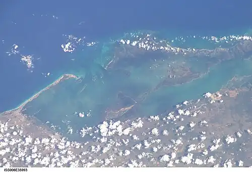 Situation de la péninsule : baie de Cárdenas et Cárdenas au sud, cayo Blanco, cayo Cruz del Padre, cayo Ranas au nord-est, cayos de las Cinco Leguas&nbsp;(es) (Martí) et baie de Santa Clara à l'est