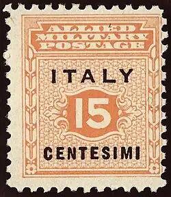 Photographie en couleurs d'un timbre poste partiellement bilingue anglais/italien.