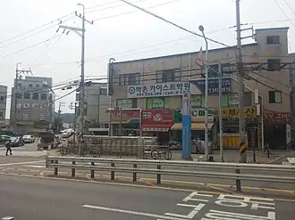 Une bouche d'accès à la station, en 2016.