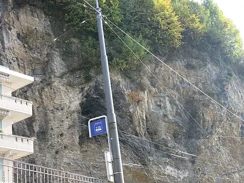 Vue des deux embrasures précédentes la paroi rocheuse.
