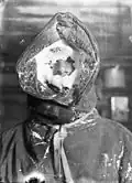 Le visage d'un homme pris dans la glace.