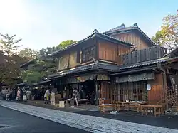 Ichimonjiya Wasuke&nbsp;(en), confiserie servant l'aburi-mochi dans l'enceinte intérieure de l'Imamiya-jinja