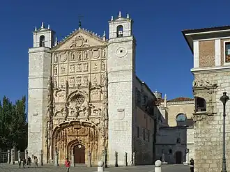 Façade sur la place Saint-Paul.