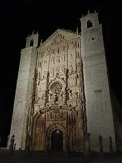 Façade de nuit.