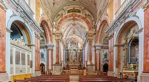 Vue générale de l’intérieur de l’église paroissiale de Saint-Sébastien (en portugais « Igreja Paroquial de São Sebastião ») à Setúbal. Bien qu’il ne s’agisse pas d’un temple jésuite, sa conception s’inscrit dans leurs conceptions architecturales.
