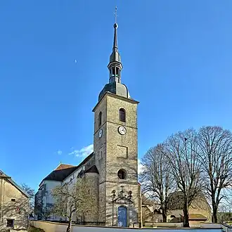 L'église avec, devant, la croix de cimetière.