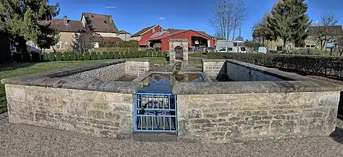 Fontaine-lavoir à pavillon.