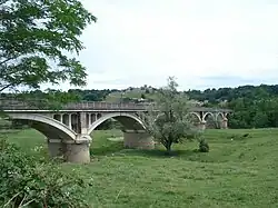 Pont sur la Loire avec Iguerande en arrière-plan.