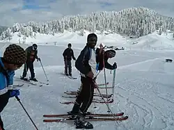Skieurs sur les pistes de la station de Gulmarg.