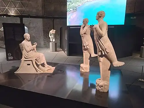 Orphée et les sirènes. Groupe à taille quasi humaine. Terre cuite. Tarente, d'un monument funéraire ou d'un sanctuaire. Fin du IVe&nbsp;siècle