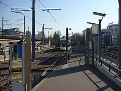 Voies du RER C (à gauche) et du T2 (à droite).