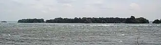 L'île aux Chèvres (sur la gauche) et l'île aux Hérons (sur la droite) dans les rapides de Lachine.
