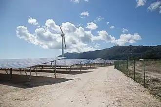 La ferme solaire et une éolienne de l'île de Romainville.