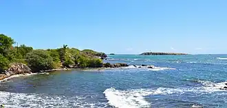 La Table du Diable à gauche de l'îlet Cabrits et à droite de l'île principale