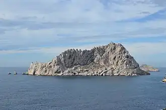 Les Pharillons (gauche) et  l'île Maïre.