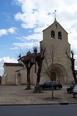 La façade ouest de l'église et son clocher-mur (mars&nbsp;2012)