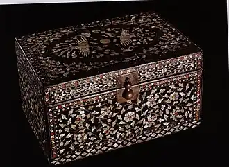 Boite décorative pour mariage. Bois, laque noire et incrustations de nacre, décor de rinceaux végétaux. 15&nbsp;×&nbsp;18&nbsp;×&nbsp;28&nbsp;cm, période Joseon, début XVe&nbsp;siècle