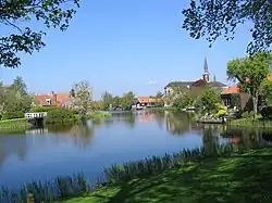 Image de bâtiments autours d'une rivière.