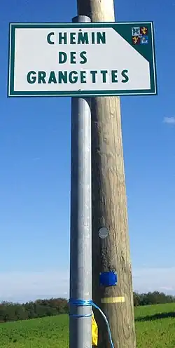 Panneau sur poteau, à Beynost, Ain.