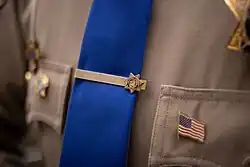 Uniforme de la california highway patrol avec la cravate